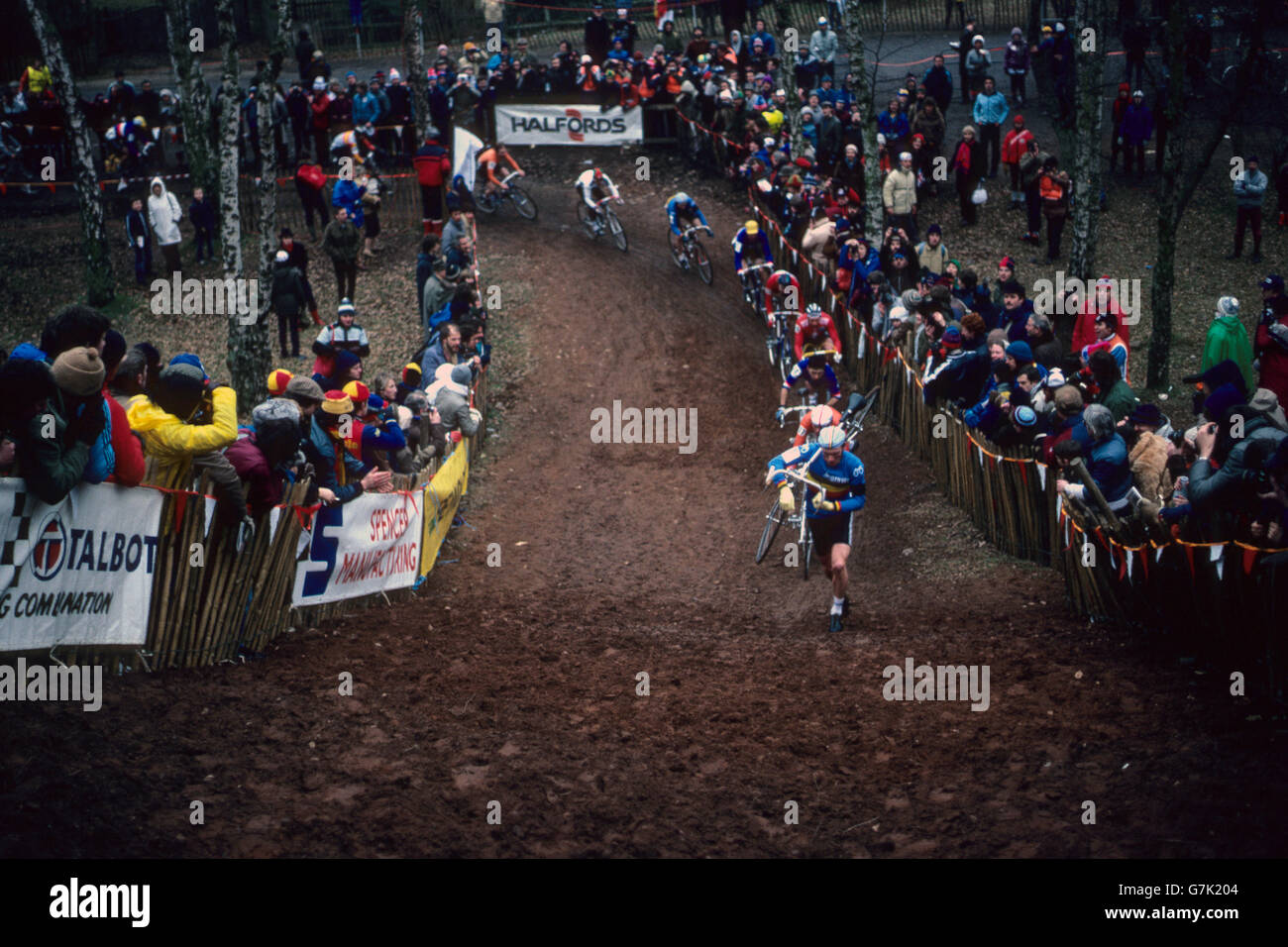 Fahrer, die die schlammige Piste während der Cyclo-Cross-Weltmeisterschaft in Birmingham bewältigen. Stockfoto