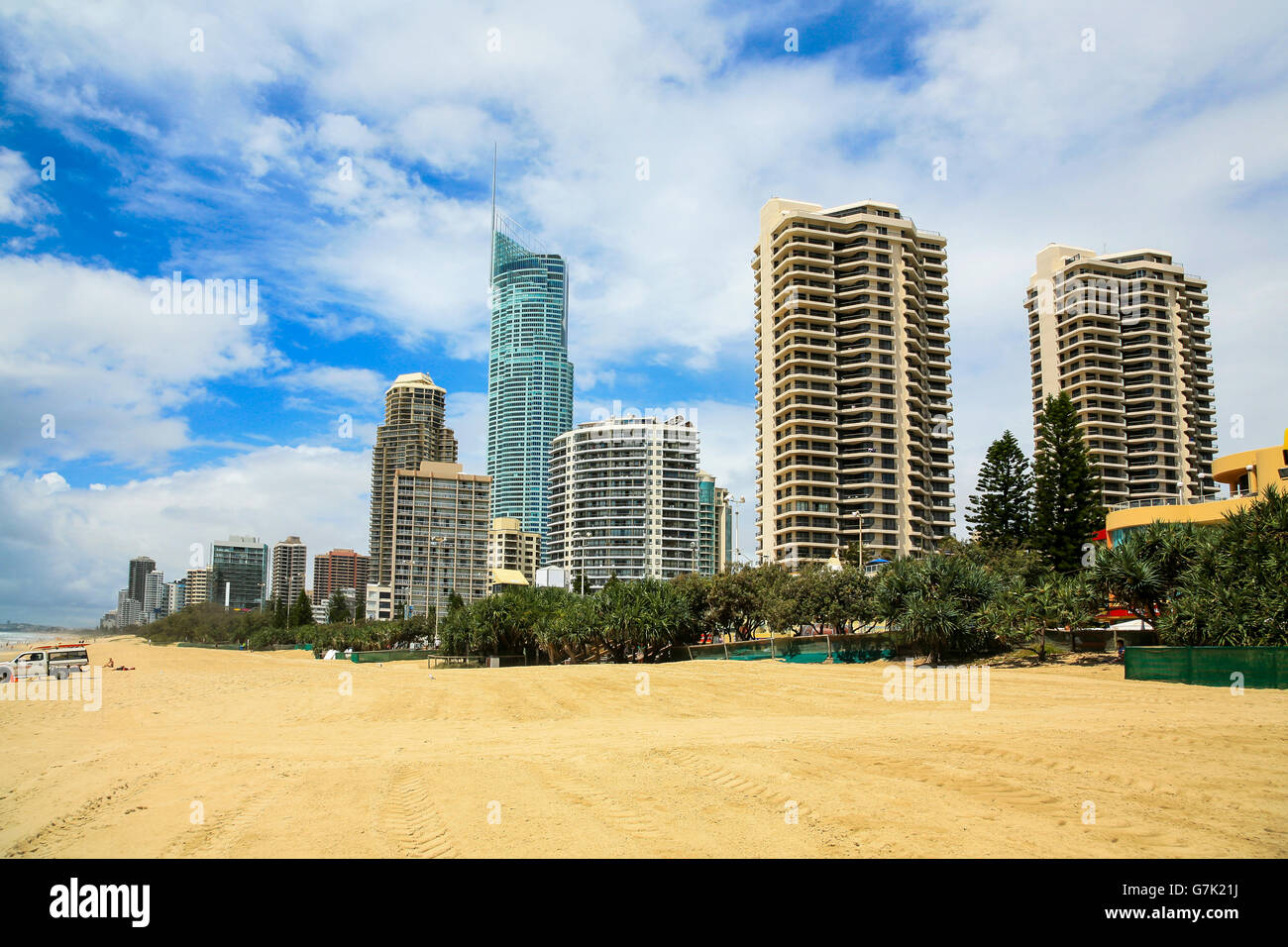 Surfers Paradise Beach an der Gold Coast, bevor die Menschen aus ihren Hotels gekommen. Stockfoto
