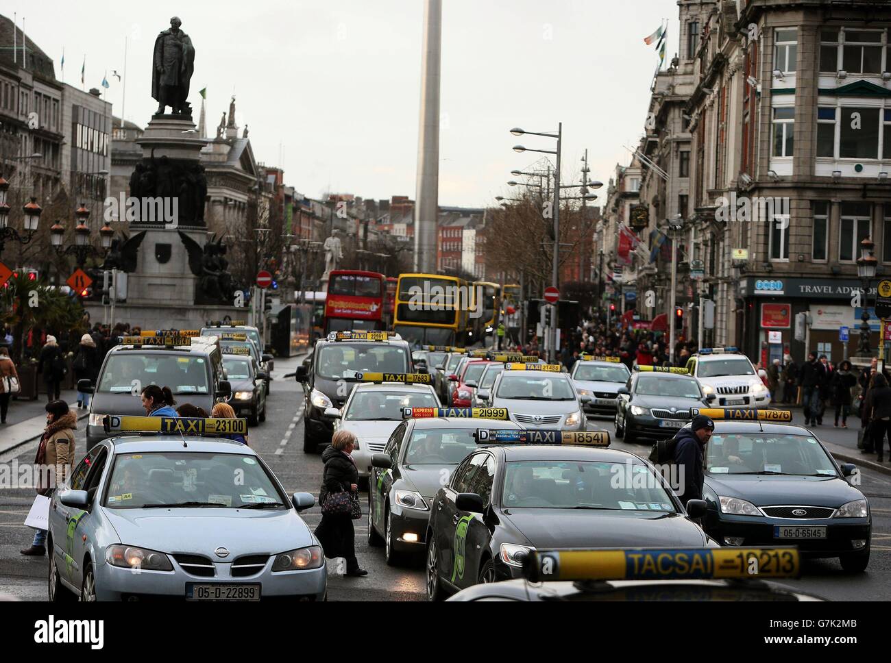 Taxifahrer überqueren die O'Connell Bridge in Dublin, während einer Demonstration, die vom Phoenix Park zum Verkehrsministerium führte, als Reaktion auf vorgeschlagene Änderungen der Fahrgeldstrukturen. Stockfoto