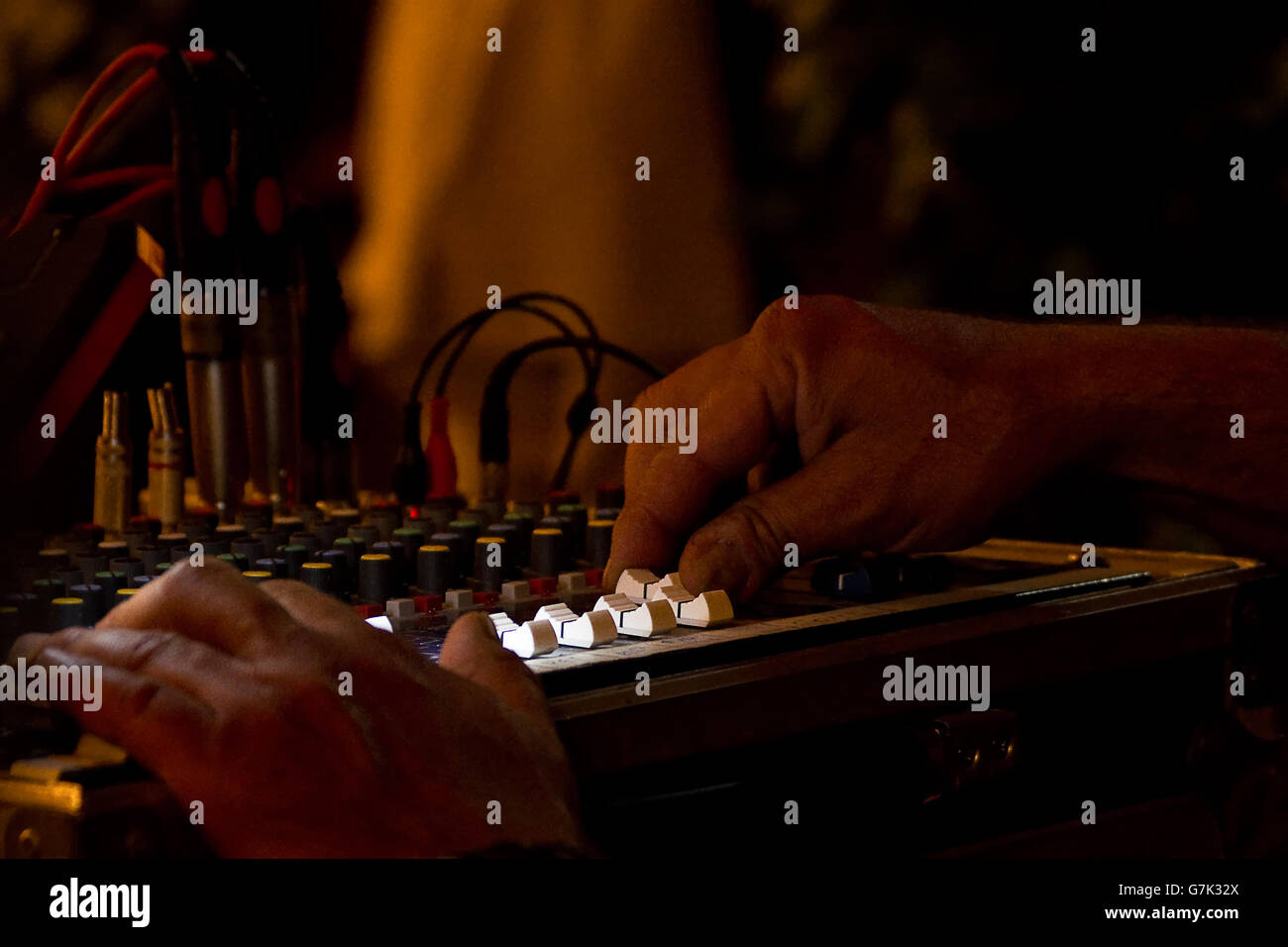 Hände und elektronischen sound-Mixer auf der Bühne Stockfoto