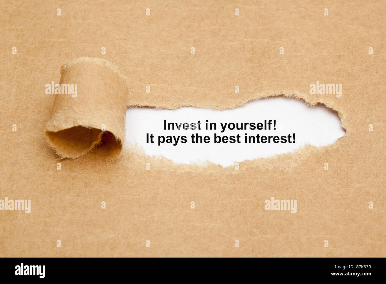 Das Zitat Invest in sich selbst, zahlt es Interesse, erscheint hinter zerrissene braune Papiertüte. Stockfoto