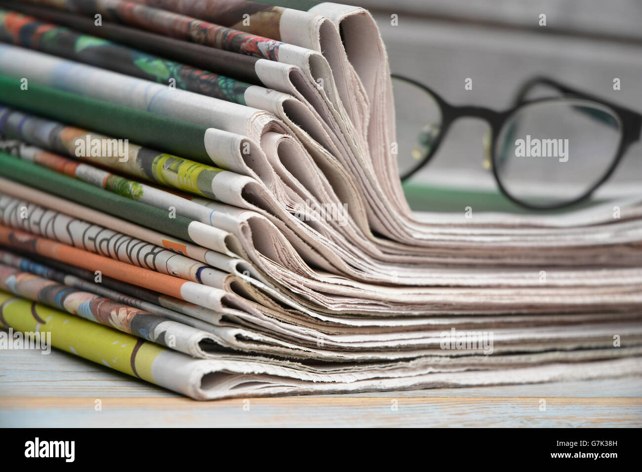 Nahaufnahme von Medien Zeitungen auf einem hölzernen Hintergrund Stockfoto