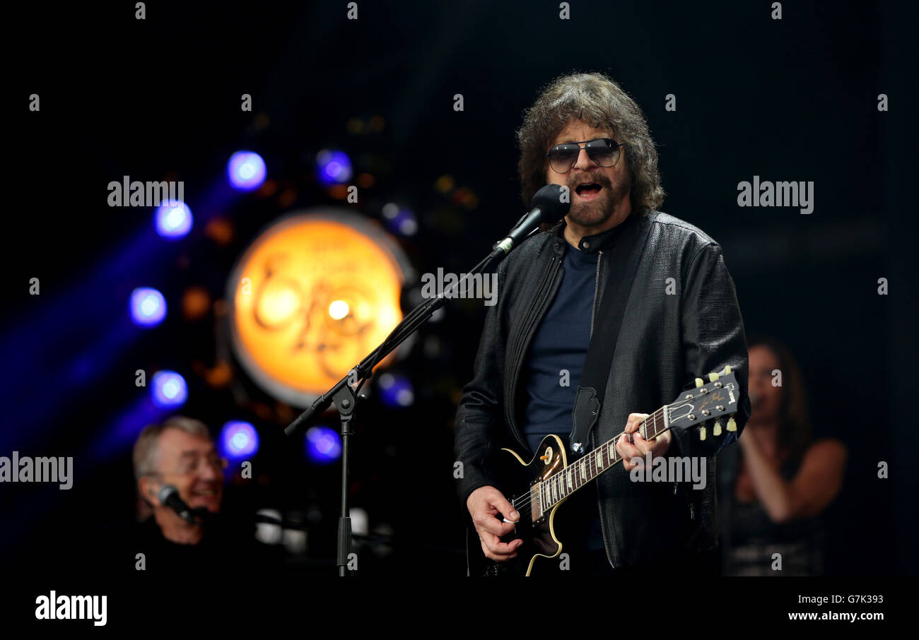 Jeff Lynne von Jeff Lynne ELO, die live auf die Bühne der Pyramide auf dem Glastonbury Festival, würdig Farm in Somerset. Stockfoto