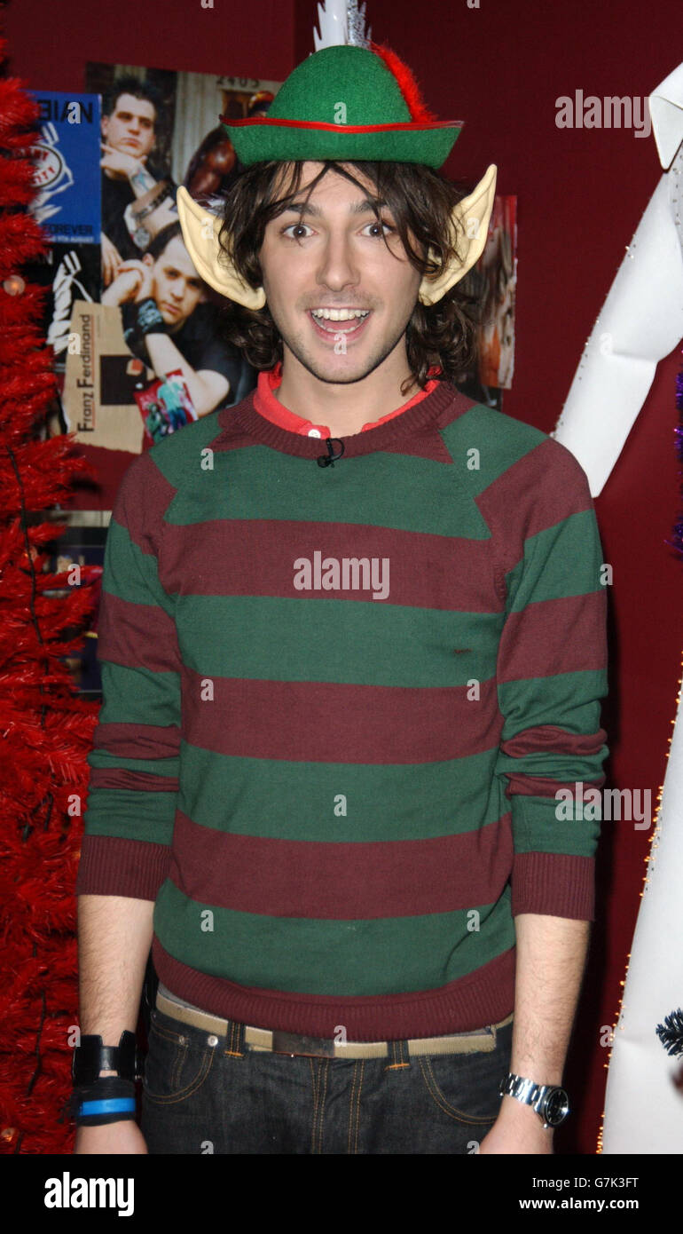 MTV TRL. MTV-Moderator Alex Zane verkleidet sich als Santa's Little Hper Stockfoto