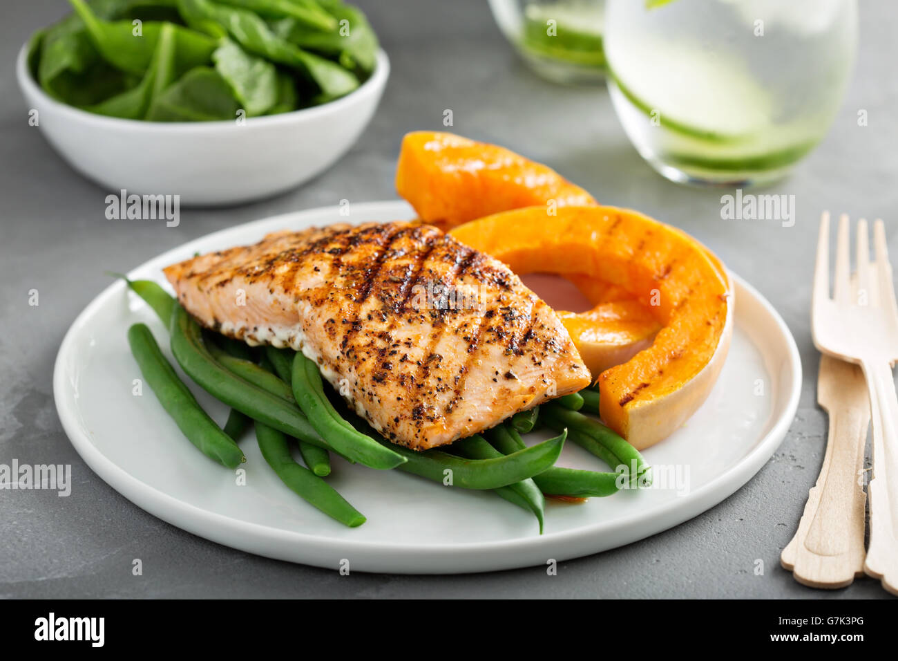 Gegrillte geschwärzten Lachsfilet mit gegrilltem Butternut-Kürbis Stockfoto