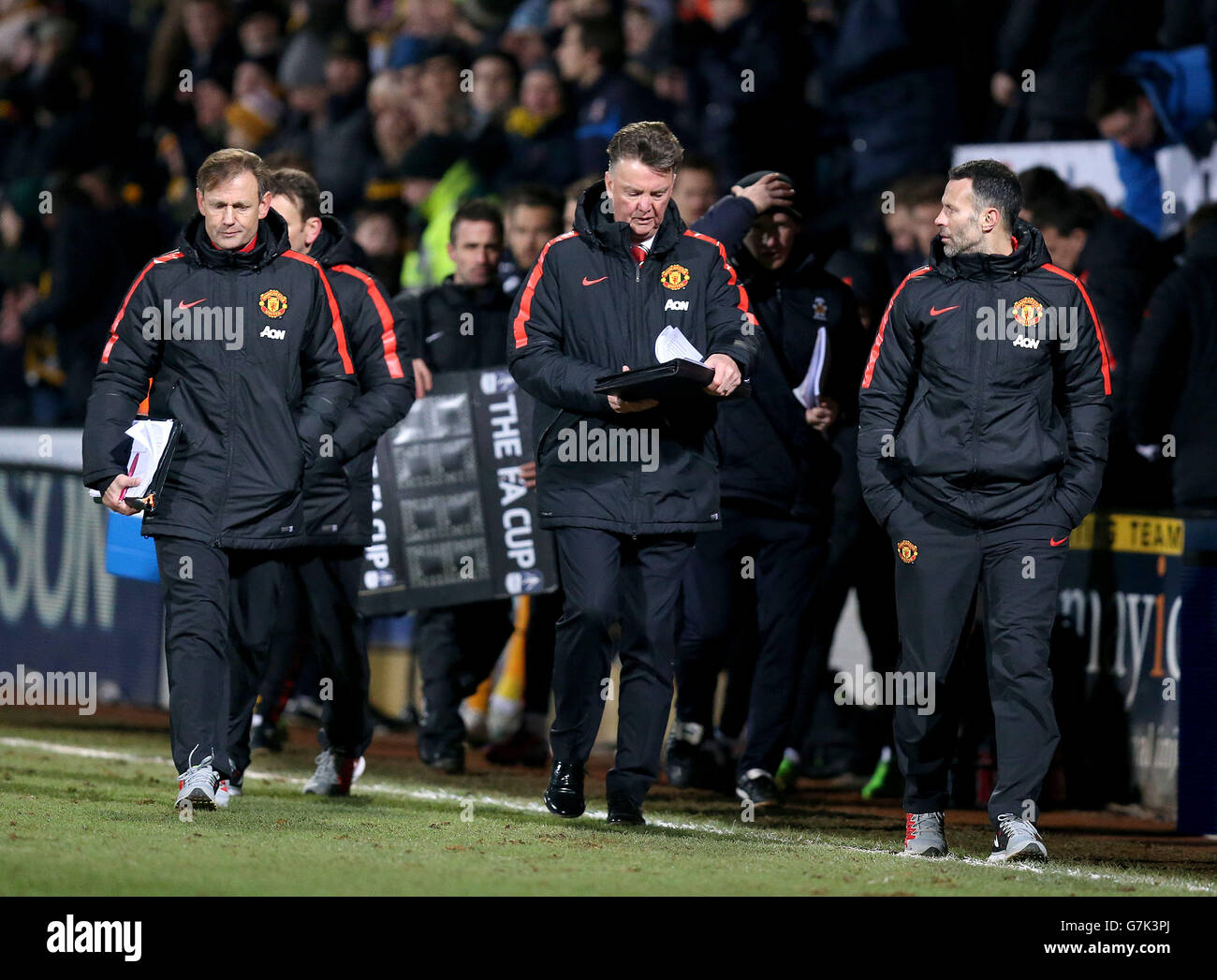 Manchester United Torwarttrainer Frans Hoek (links), Manager Louis van Gaal (Mitte) und Assistant Manager Ryan Giggs (rechts) zur Halbzeit Stockfoto