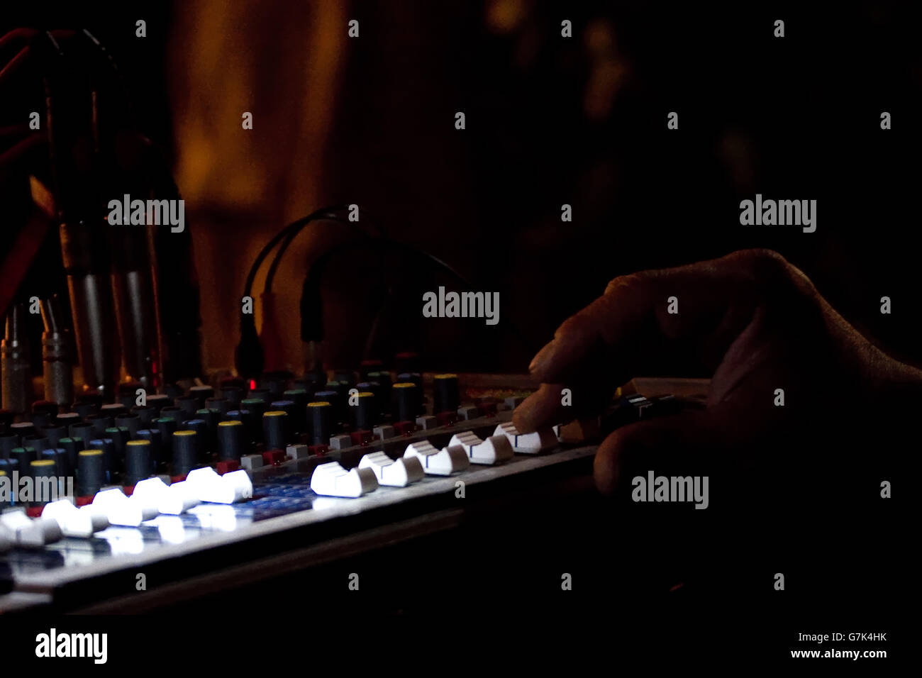 Hände und elektronischen sound-Mixer auf der Bühne Stockfoto