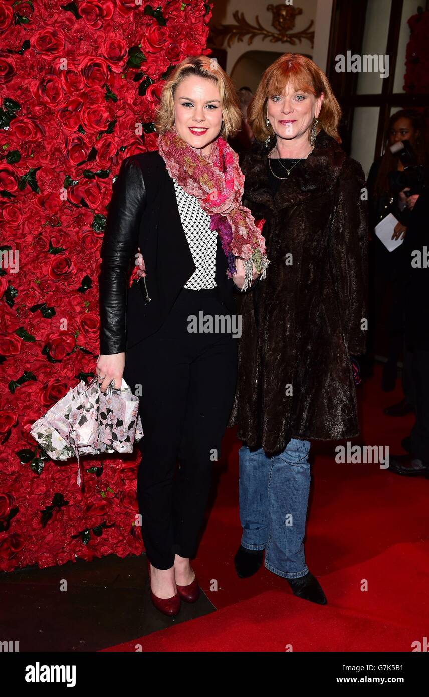 Samantha Bond und Tochter Holly bei der Eröffnungsnacht von Women on the Verge of a Nervous Breakdown im Playhouse Theater, London. Stockfoto