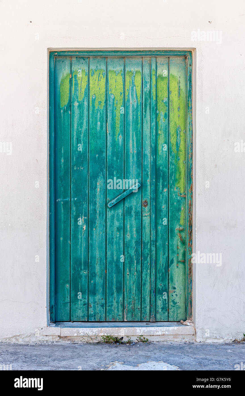 Eine verwitterte grüne Tür auf der Insel Kreta Stockfoto
