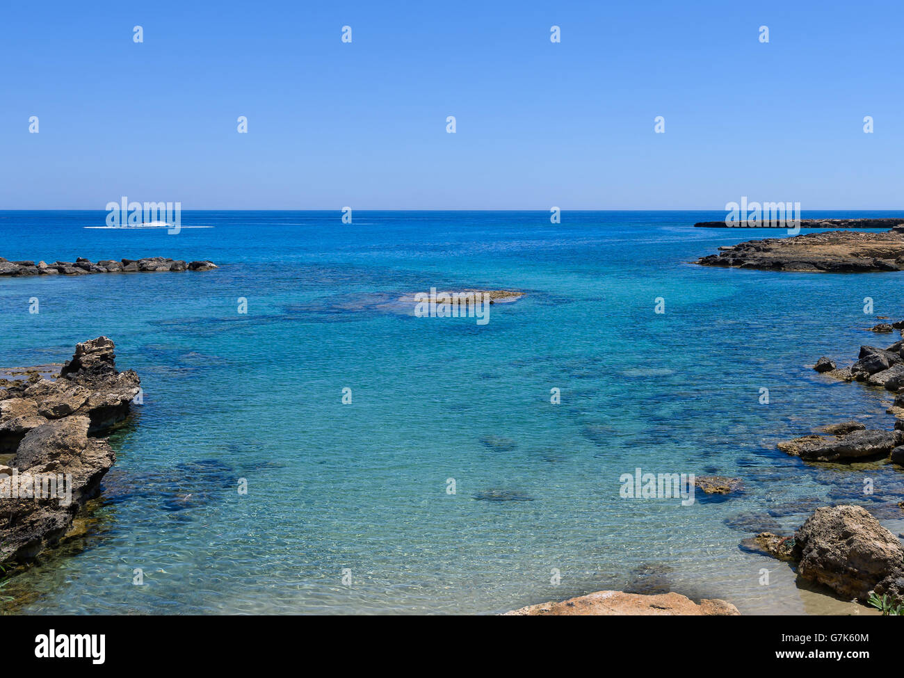 Foto des Meeres in Protaras, Zypern-Insel, mit Felsen und makellosen Wasser. Stockfoto