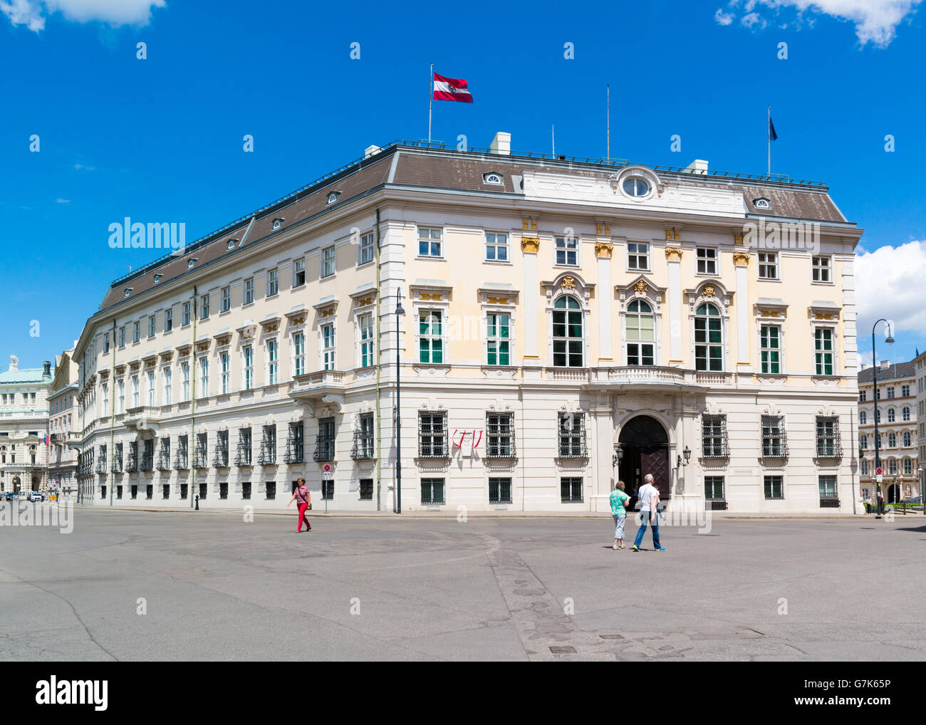 Ballhaus Quadrat mit Menschen und Bundeskanzleramt oder BKA, Bundeskanzleramt Regierungsgebäude in der Innenstadt von Wien, Österreich Stockfoto