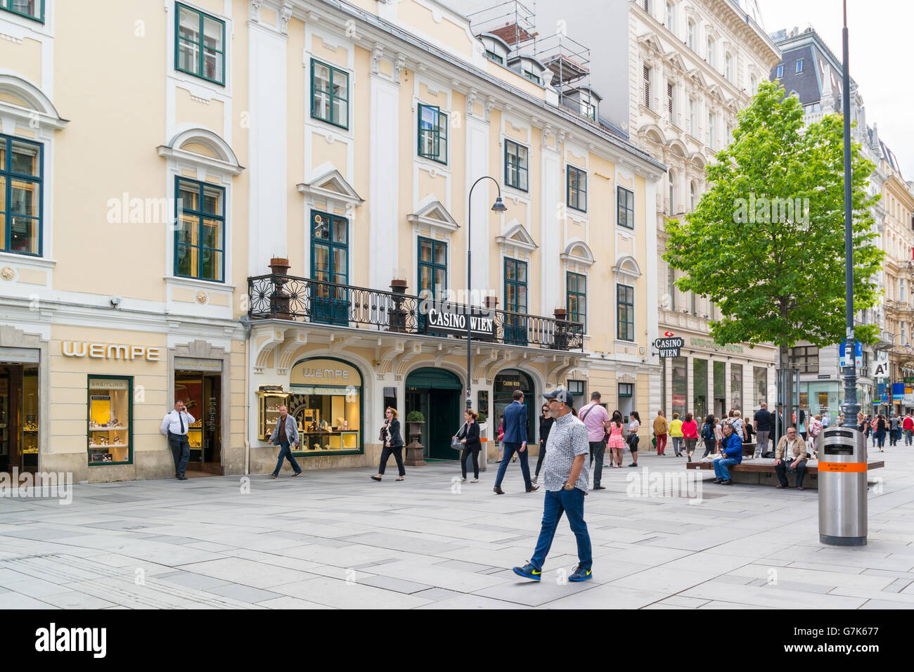 Menschen wandern und shopping in Karntnerstrasse in der Innenstadt von Wien, Österreich Stockfoto