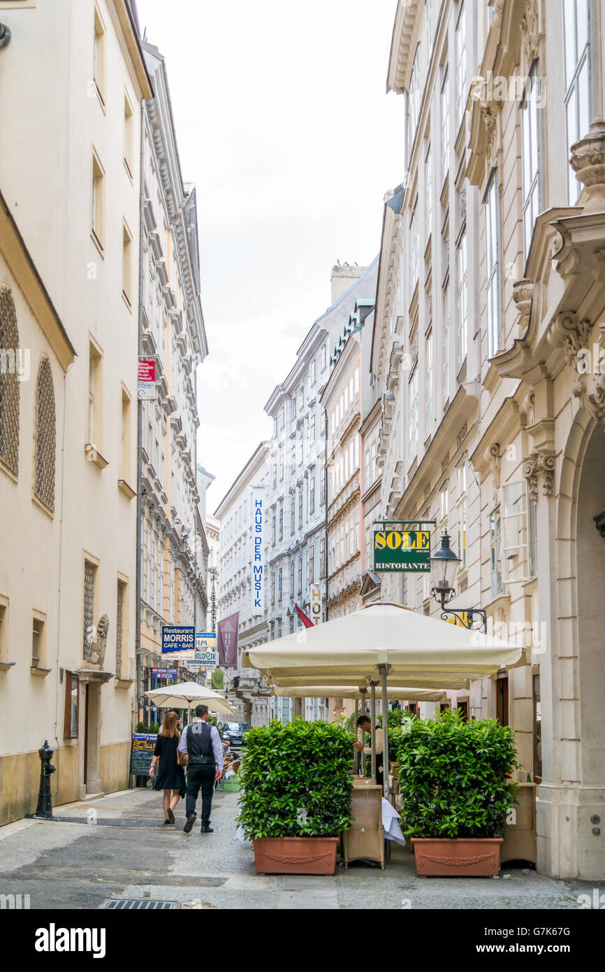 Straßenszene von Annagasse mit Restaurants und Passanten in der Innenstadt von Wien, Österreich Stockfoto