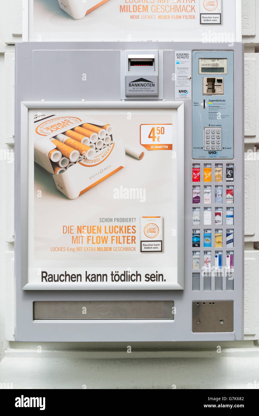 Zigarettenautomat an Wand in der Straße in der Innenstadt von Wien, Österreich Stockfoto