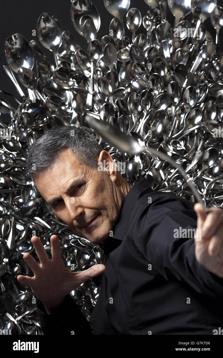 URI Geller sitzt auf einem Thron aus Löffeln, inspiriert von der Fernsehshow Game of Thrones, die speziell von Kellogg's entwickelt wurde, um die neueste Paketaktion der Marke zu starten, bei der Sie einen kostenlosen, personalisierten Löffel beanspruchen können. Stockfoto