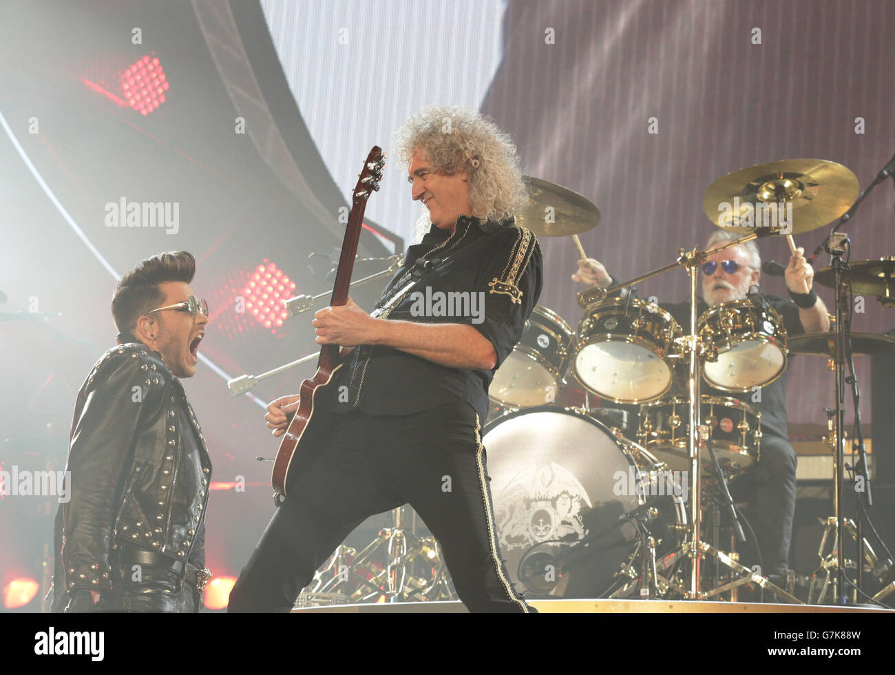 Queen und Adam Lambert Konzert - London. Brian May (Mitte) und Roger Taylor (rechts) von Queen und Adam Lambert treten in der O2 Arena, London, auf. Stockfoto