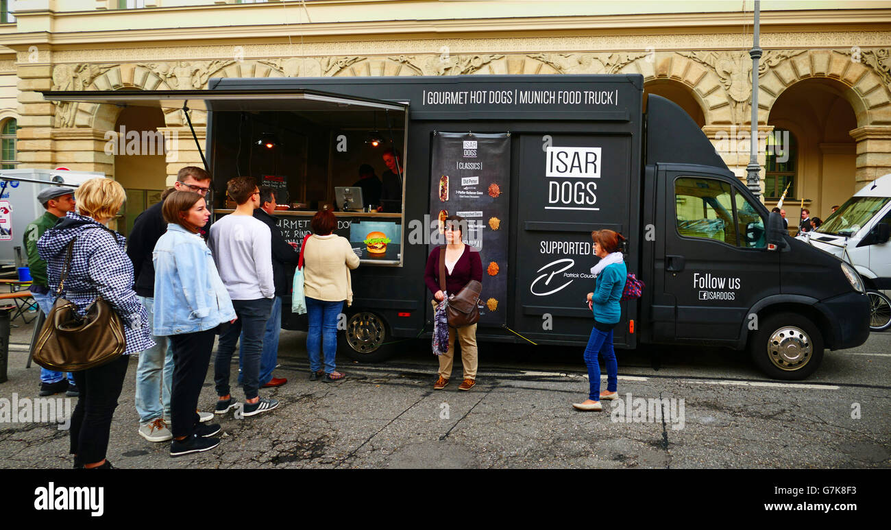 Europa Deutschland München Streetlife Festival Hotdogs Wurst Verkäufer Stockfoto