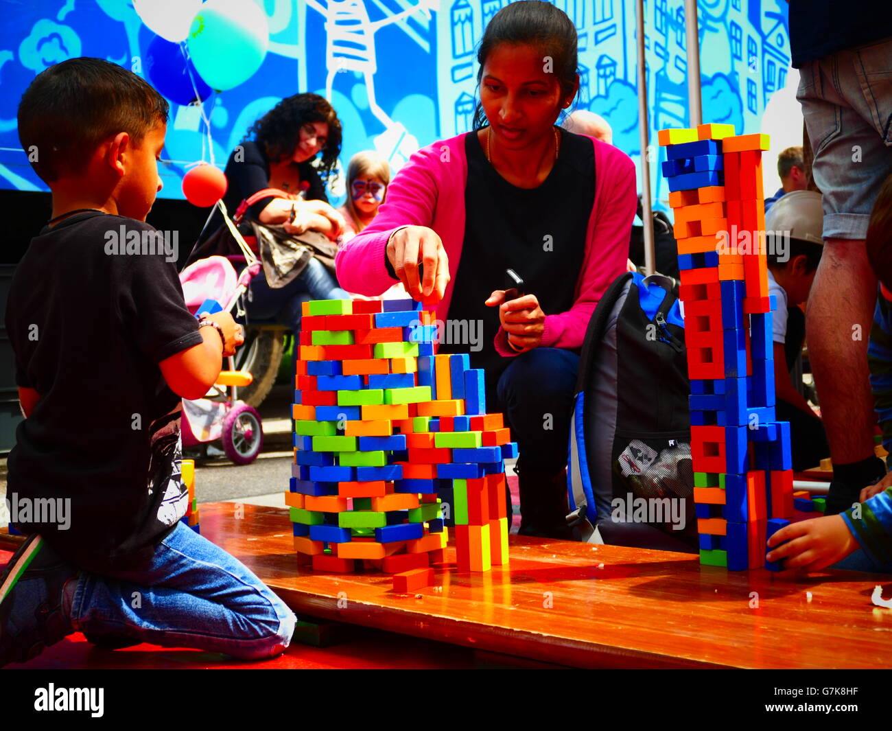 Europa Deutschland München Streetlife Festival Kinder Stapeln Holzblöcke Spielzeug Stockfoto