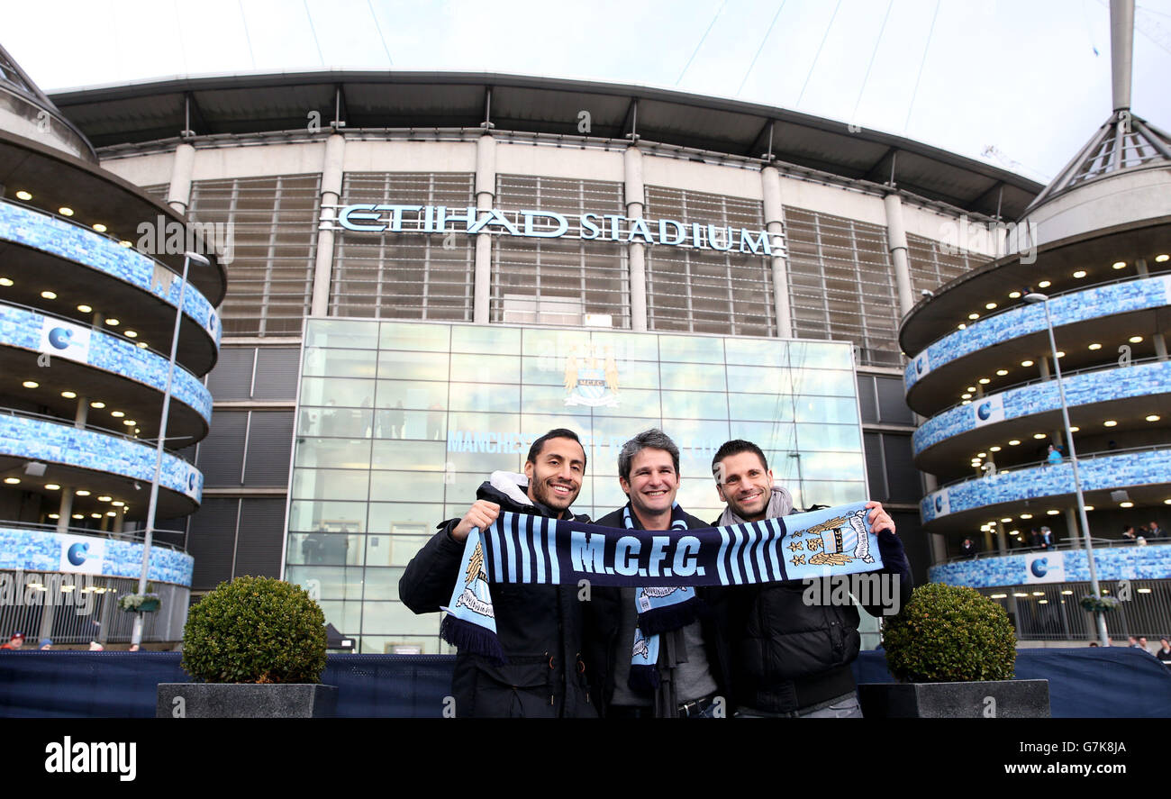 Fußball - Barclays Premier League - Manchester City / Arsenal - Etihad Stadium. Vor dem Spiel der Barclays Premier League im Etihad Stadium in Manchester posieren Fans vor dem Stadion für Fotos. Stockfoto