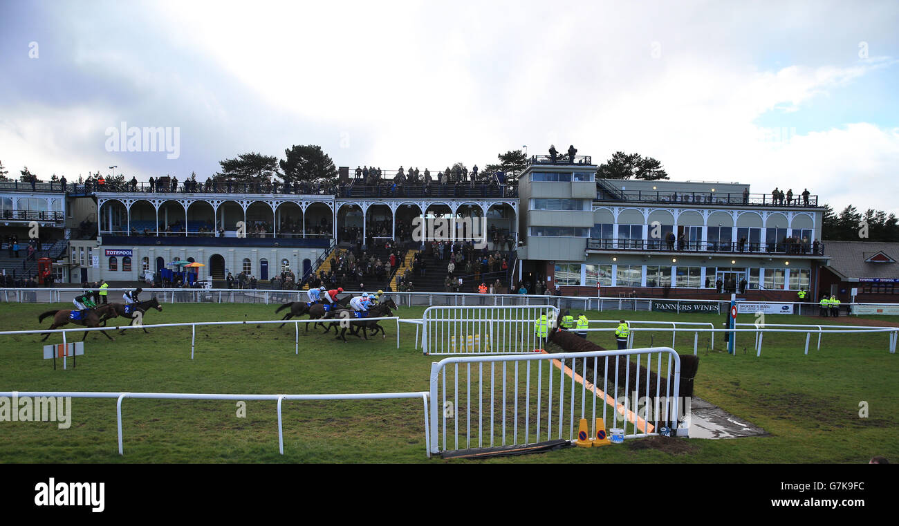 Ludlow-Rennstrecke, auf der die Wasserschanze wegen des starken Durchgangs vor dem Sprung nicht genutzt wurde, auf der Ludlow Racecourse, Shropshire. Stockfoto