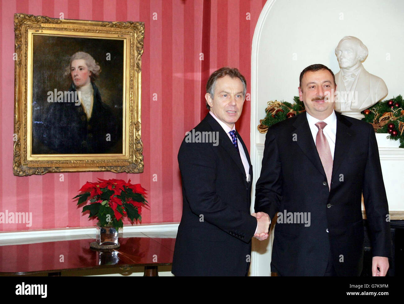 Der britische Premierminister Tony Blair (rechts) schüttelt dem Präsidenten die Hände Der Republik Aserbaidschan Ilham Aliyev am 10 Downing Straße Stockfoto