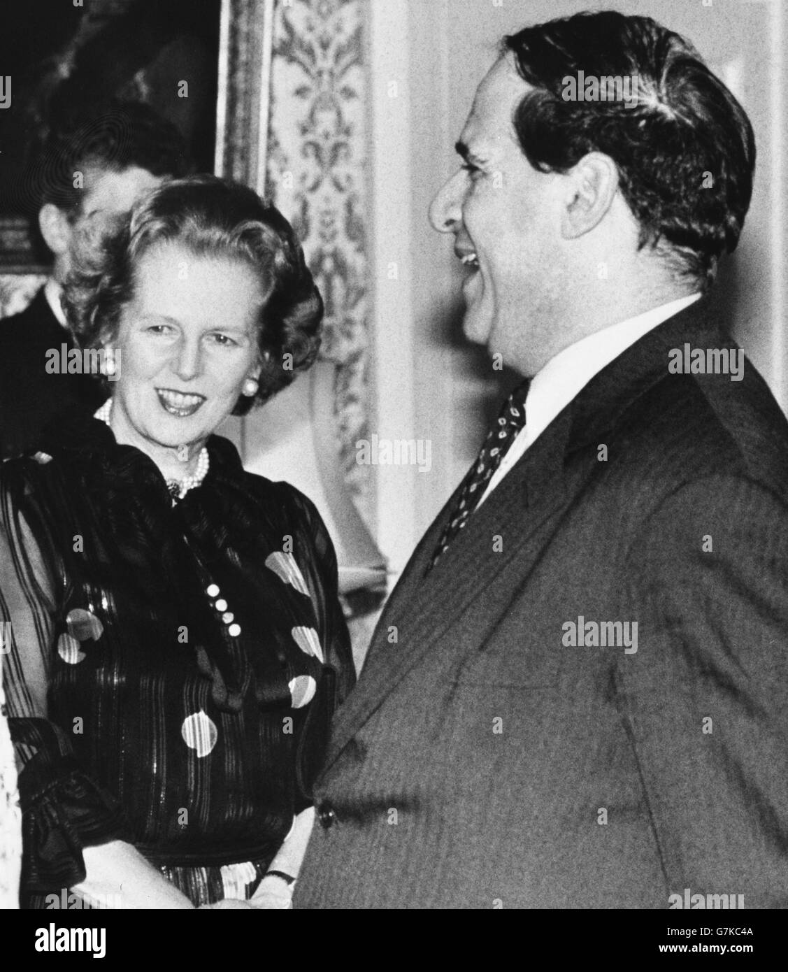 Premierministerin Margaret Thatcher und Handels- und Industrieminister Leon Brittan in der Downing Street Nr. 10 in London zu einem Abendessen zu Ehren des israelischen Premierministers Shimon Peres. Stockfoto