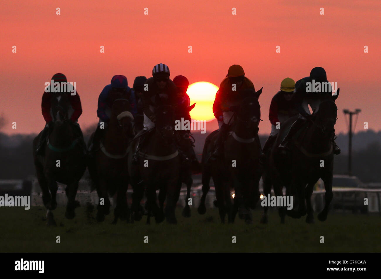 Pferderennen - Warwick Racecourse. Läufer kommen beim TurfTV Intermediate Open National Hunt Flatrennen auf der Warwick Racecourse auf ihre Reise. Stockfoto