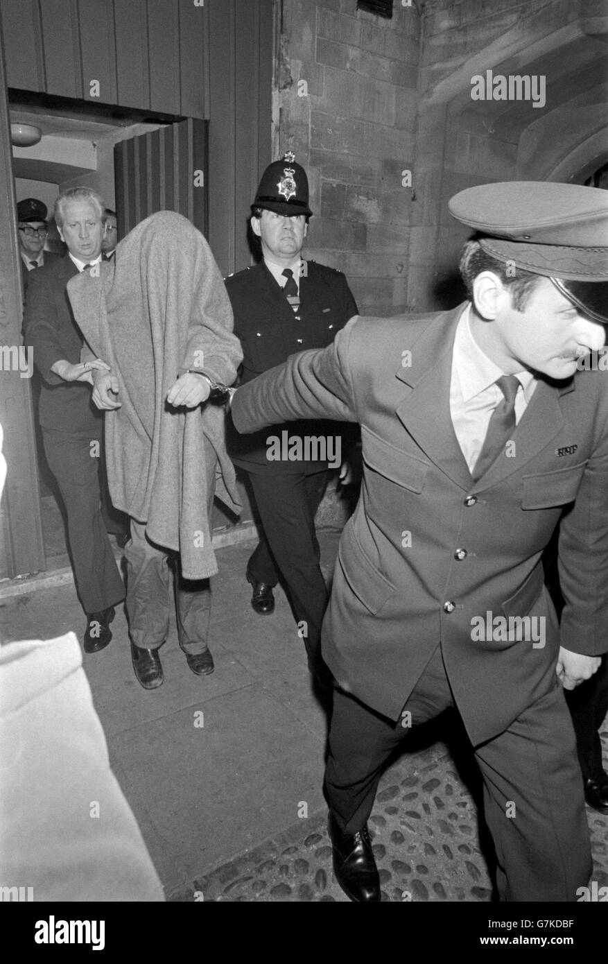 Bedeckt mit einer Decke der 17-jährige Wayne William Page wird wegen Mordes an dem Schuljungen Richard Dew aus dem Gericht gehustelt. Stockfoto Bedeckt mit einer Decke der 17-jährige Wayne William Page wird wegen Mordes an dem Schuljungen Richard Dew aus dem Gericht gehustelt. Stockfoto