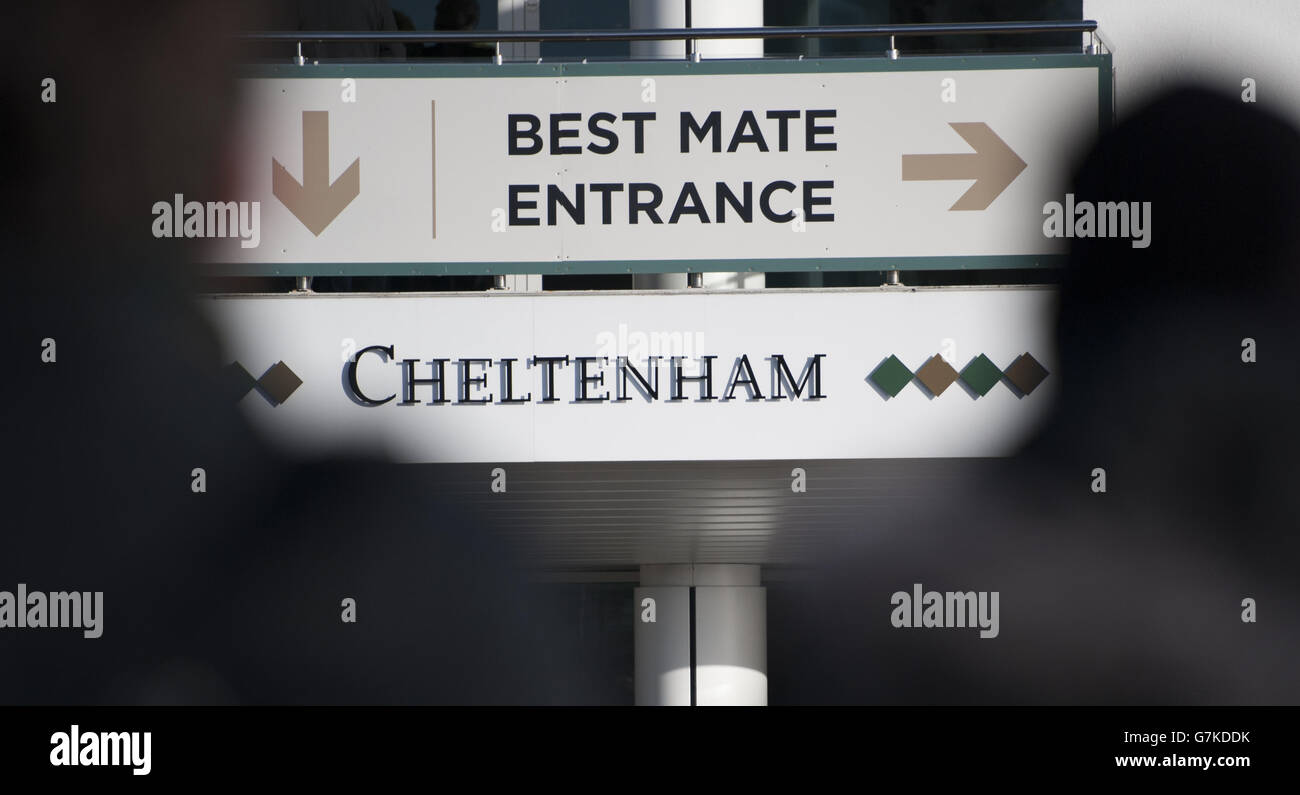 Pferderennen - Festival Trials Day - Cheltenham Racecourse. Ein Schild begrüßt Besucher der Cheltenham Rennbahn Stockfoto