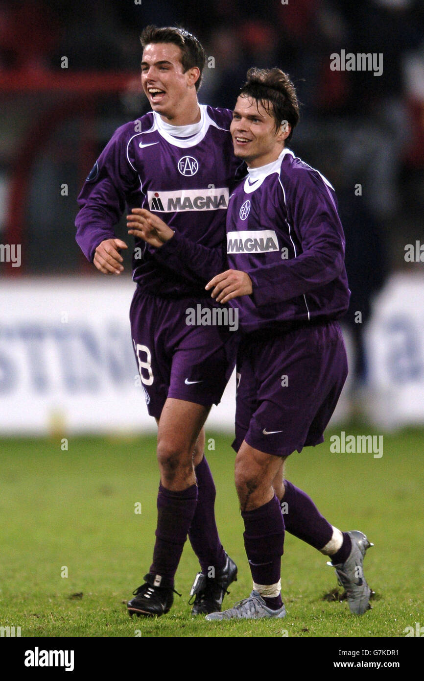 Fußball - UEFA Cup - Gruppe C - FC Utrecht / FK Austria Wien. Libor Sionko (r) von FK Austria Wien feiert das Tor mit Teamkollege Libor Sionko Stockfoto