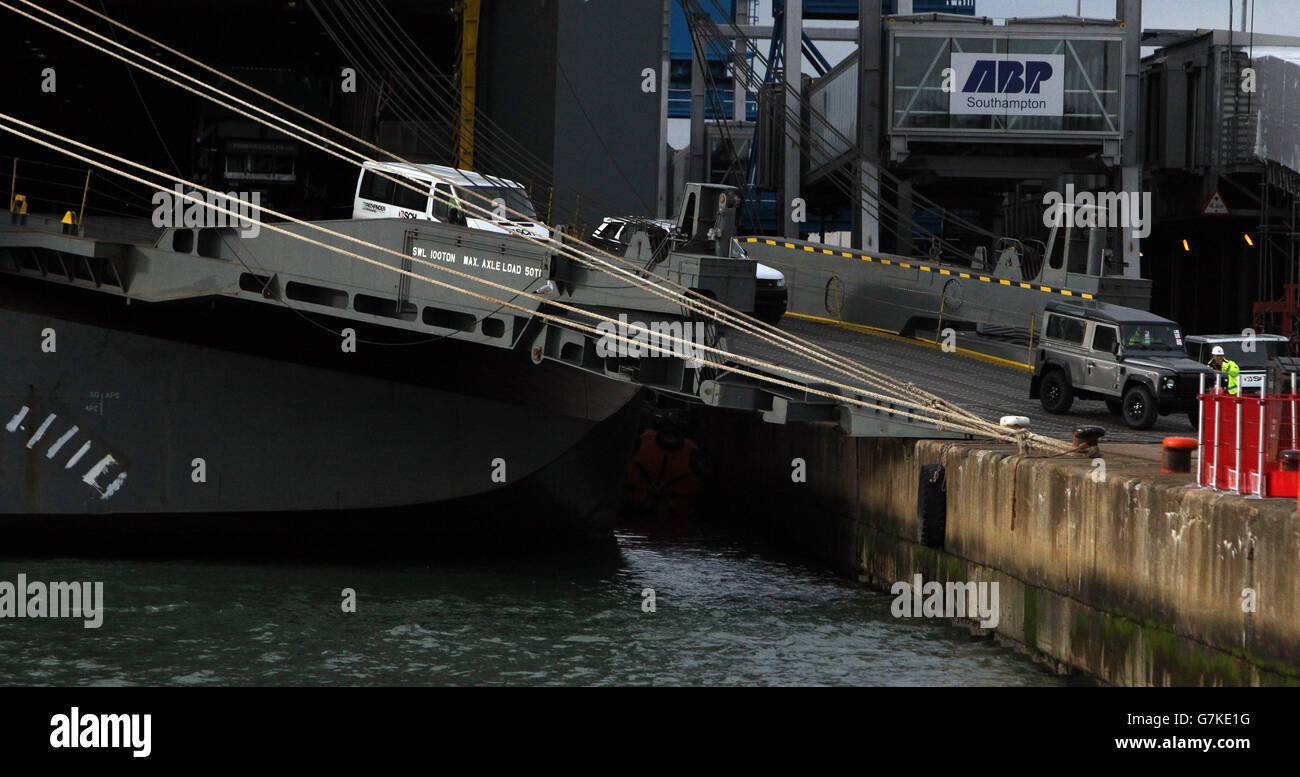 Fahrzeuge werden aus dem Hoegh Osaka im Hafen von Southampton entfernt. Stockfoto