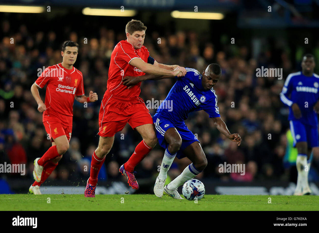 Fußball - Capital One Cup - Halbfinale - zweite Etappe - Chelsea gegen Liverpool - Stamford Bridge. Chelsea's Ramires (rechts) und Liverpool's Steven Gerrard in Aktion Stockfoto