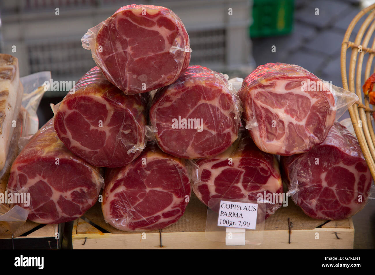 Parma-Schinken auf dem Display auf dem Bauernmarkt in den Marktplatz in Basel, Schweiz. Stockfoto