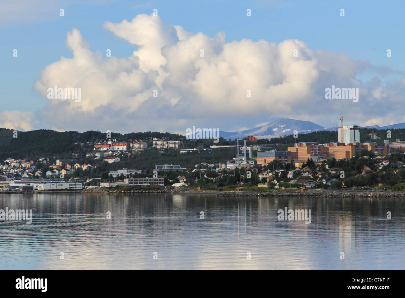 Blick auf die Stadt Tromsø mit dem Schiff am Hafen ankommen. Norwegen. Stockfoto