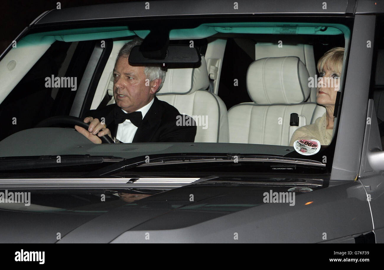 Tony und Jackie Adams kommen im Haus von David und Victoria Beckham an, um ihre Söhne Romeo und Brooklyn zu taufen. Auf dem Gelände des Herrenhauses des Paares wurde eigens für diesen Anlass eine private Kapelle errichtet. Stockfoto