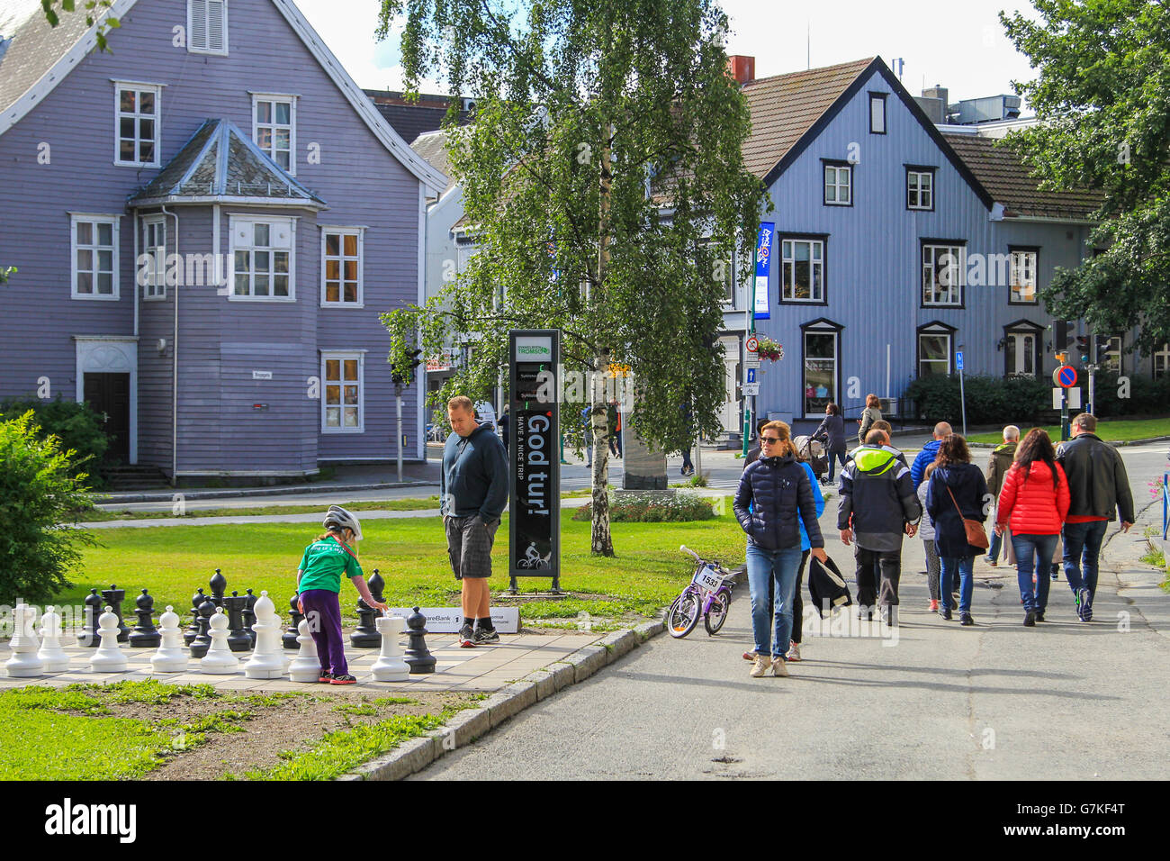 Menschen in einer verkehrsberuhigten Straße in der Stadt von Tromsø, Norwegen. Stockfoto
