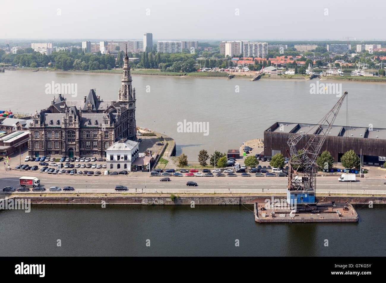 Luftaufnahme von Antwerpen Hafengebiet mit Fluss Schelde vom Dach Terrasse Museum MAS im Hafen von Antwerpen, Belgien Stockfoto