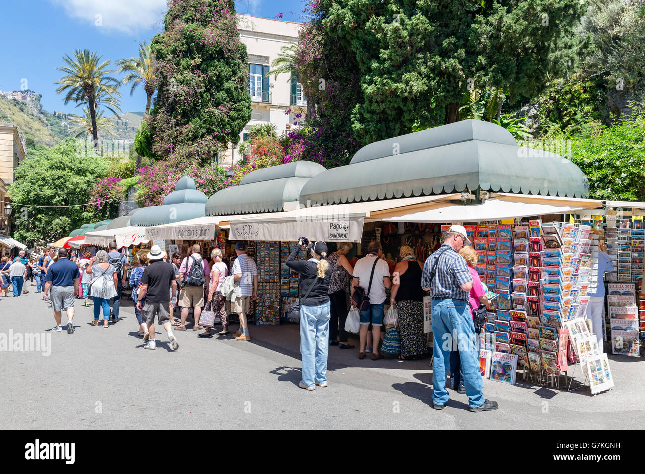 Touristen, die Einkaufsmöglichkeiten für Souvenirs in Taormina auf der Insel Sizilien, Italien Stockfoto