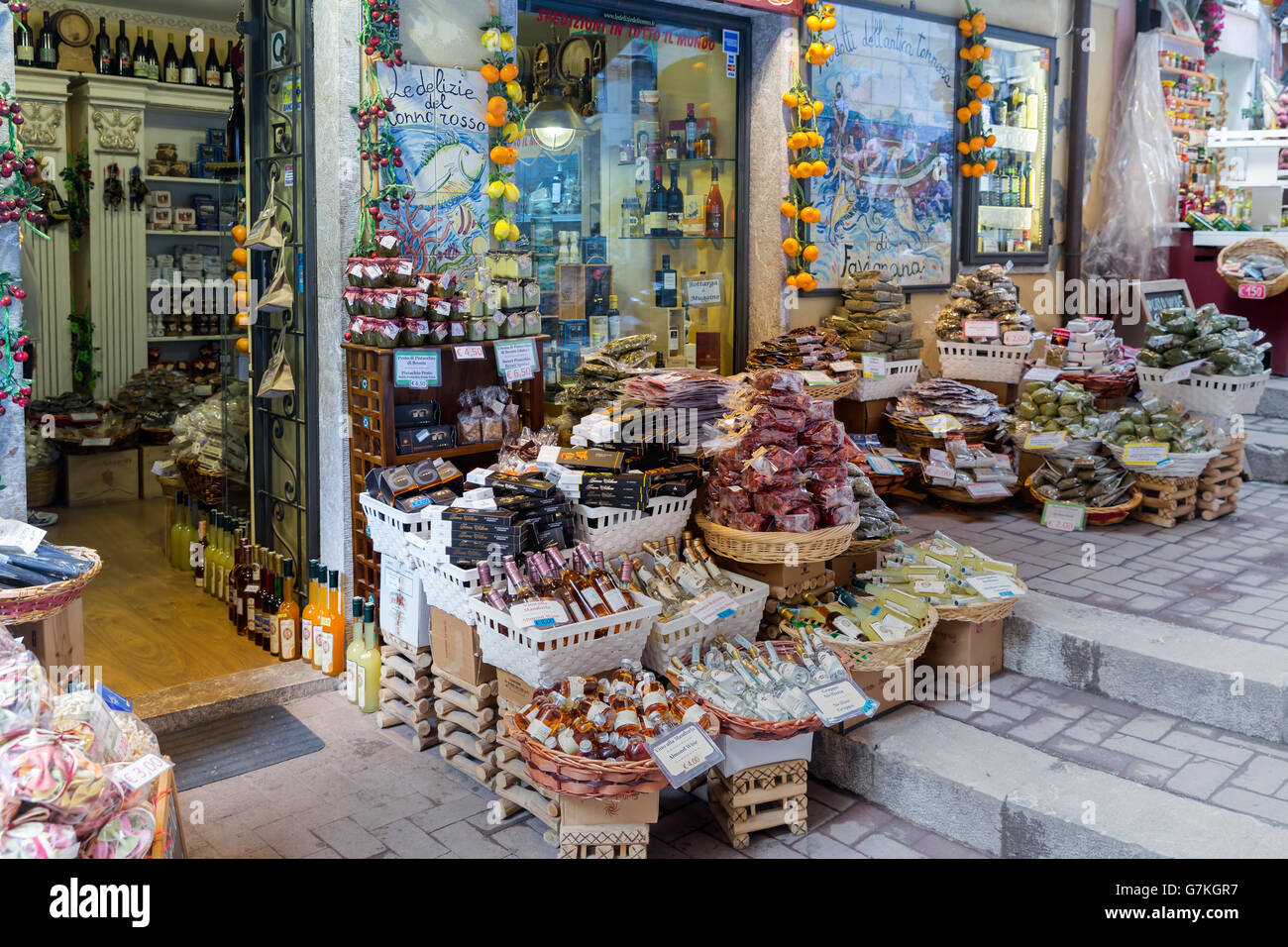 Lebensmittelhändler Shop mit Gewürzen und trinken in Taormina auf der Insel Sizilien, Italien Stockfoto