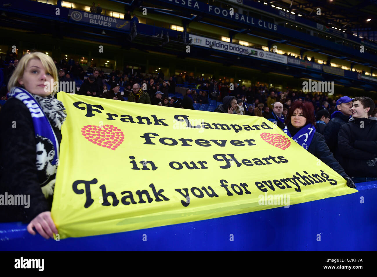 Ein von Chelsea unterstützter hält während des Spiels der Barclays Premier League in Stamford Bridge, London, ein Schild mit der Aufschrift „Frank Lampard Forever in Our Hearts, Hensdank for Everything“ hoch. DRÜCKEN SIE VERBANDSFOTO. Bilddatum: Samstag, 31. Januar 2015. Siehe PA Geschichte FUSSBALL Chelsea. Bildnachweis sollte lauten: Adam Davy/PA Wire. Stockfoto