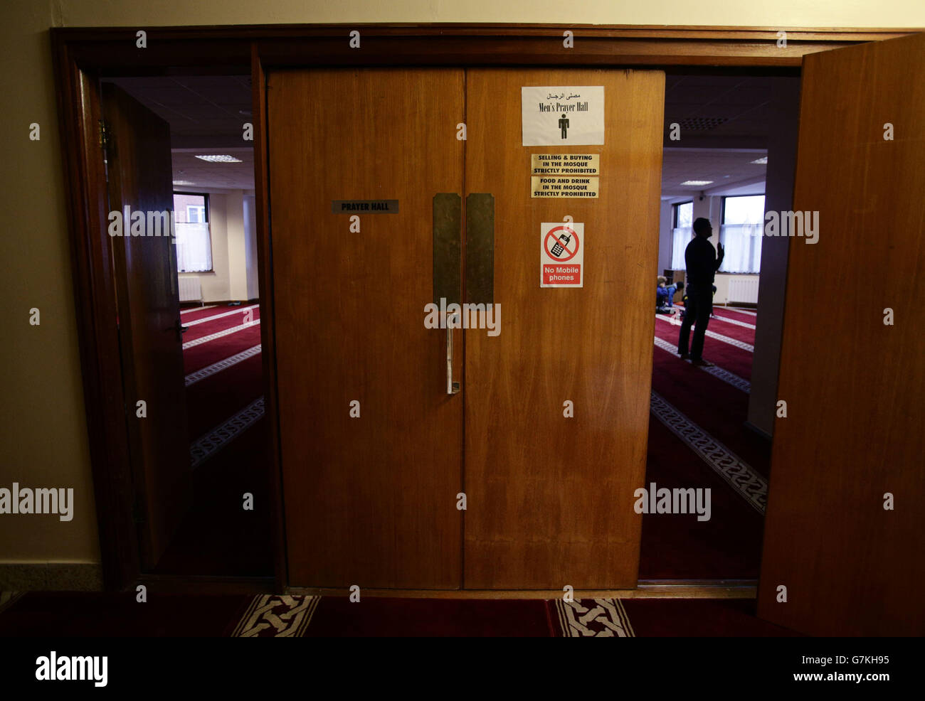 Die Männer-Gebetshalle in der Finsbury Park Moschee im Norden Londons, während eines nationalen #VisitMyMosque Tages, der vom muslimischen Rat von Großbritannien organisiert wurde, wo britische Moscheen ihre Türen für die breite Öffentlichkeit öffneten. Stockfoto