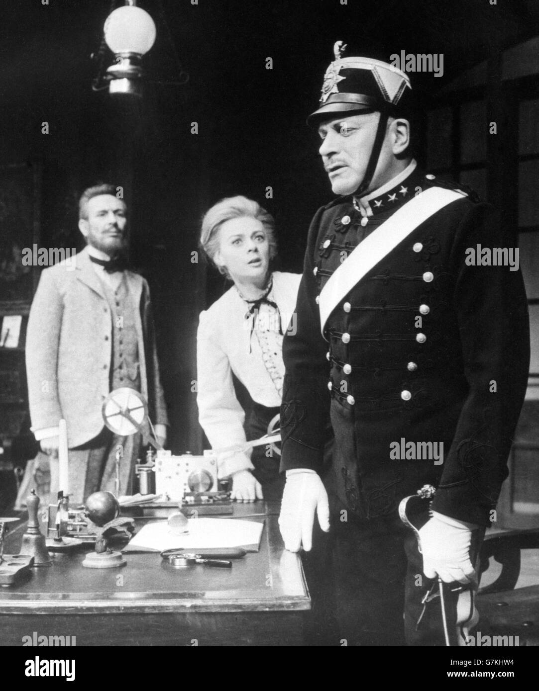 Der britische Schauspieler Sir Laurence Olivier (r), der Edgar spielt, in einer Szene aus der Wiederbelebung von August Strindbergs „Dance of Death“ in London durch die National Theatre Company. Ebenfalls in der Szene sind Robert Stephens (l.), der Kurt spielt, und Geraldine McEwan als Alice. Stockfoto