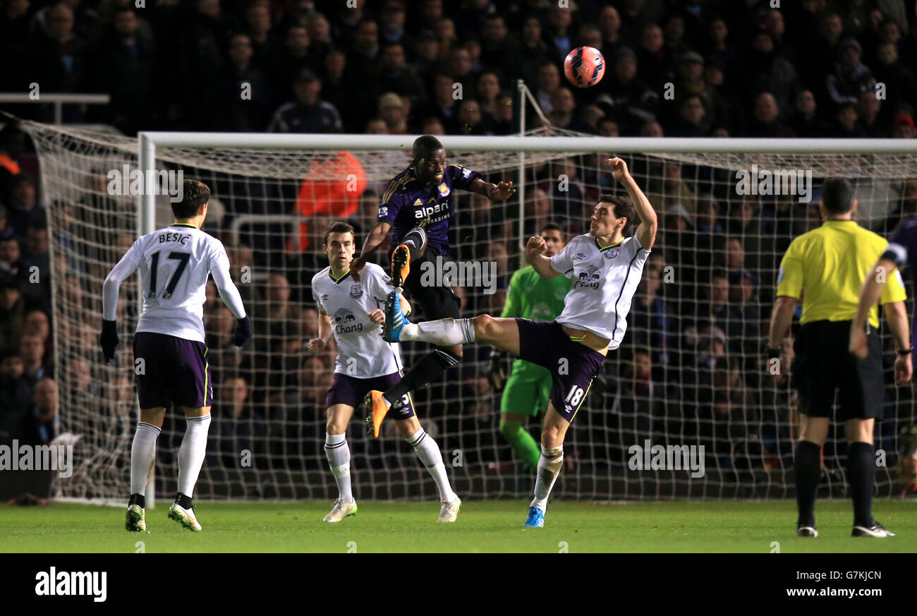 Everton's Gareth Barry (rechts) und West Ham United's Enner Valencia Kämpfe um den Ball in der Luft Stockfoto