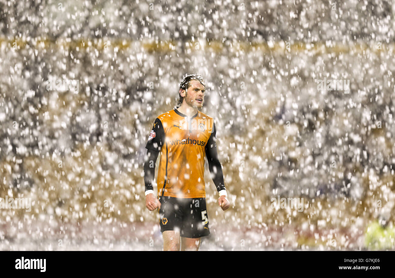 Fußball - FA Cup - Dritte Runde - Replay - Wolverhampton Wanderers gegen Fulham - Molineux. Richard Stearman von Wolverhampton Wanderers steht im schweren Schneesturm Stockfoto