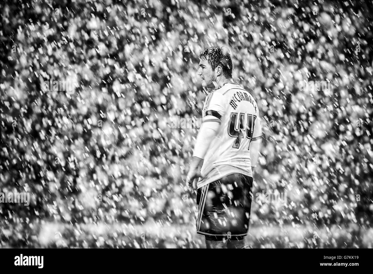 Fußball - FA Cup - Dritte Runde - Replay - Wolverhampton Wanderers gegen Fulham - Molineux. Ross McCormack von Fulham steht in einem Schneesturm Stockfoto