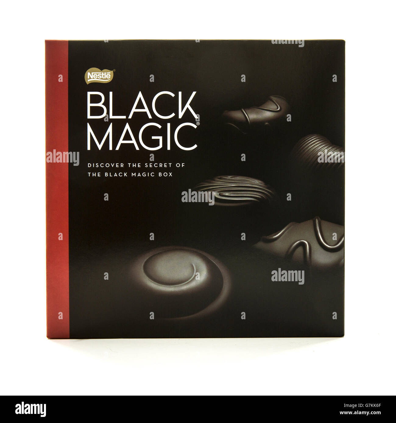 Schwarze Magie dunkle Pralinen auf weißem Hintergrund Stockfoto