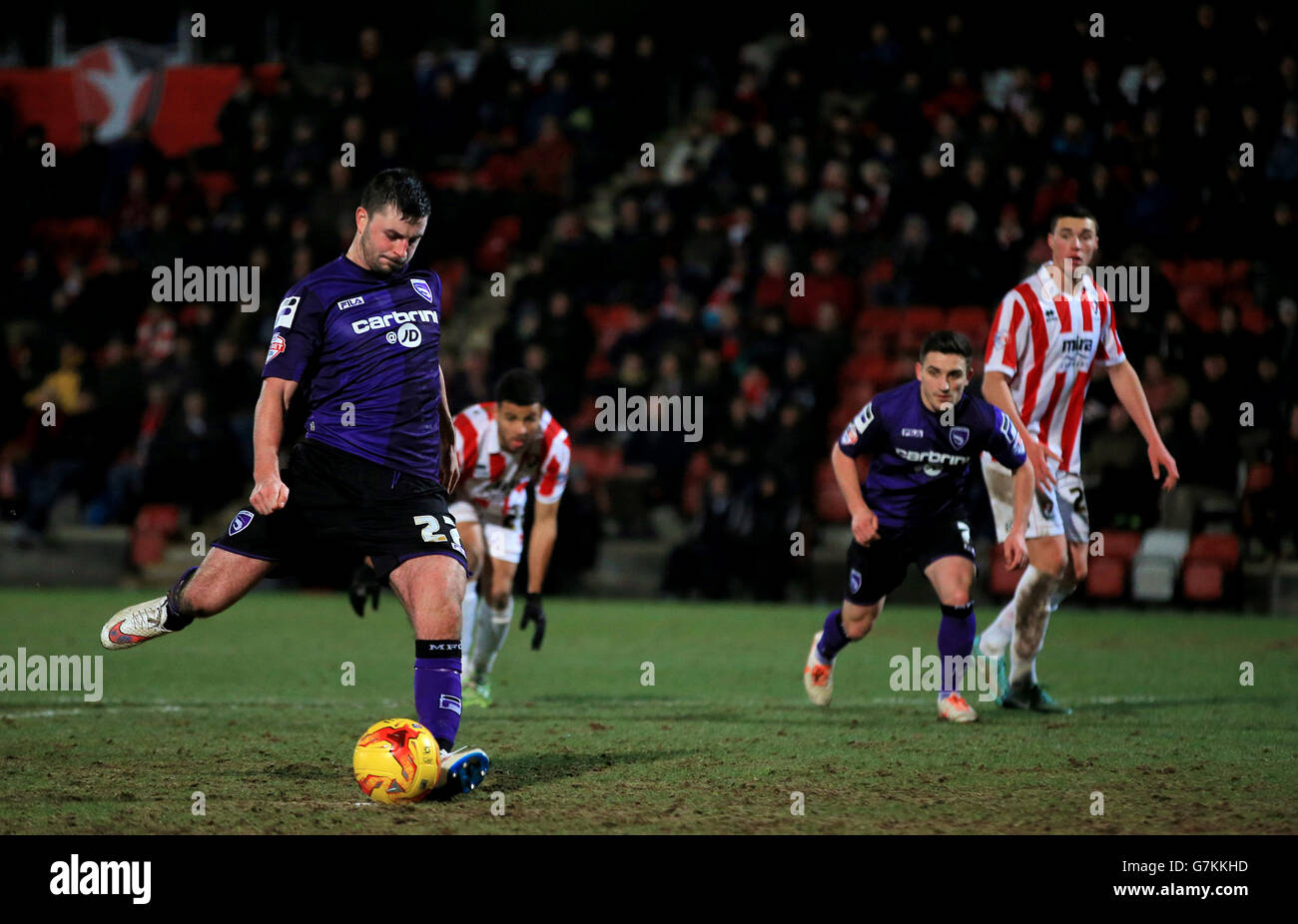 Morecambe Padraig Amond punktet den Ausgleich Tor aus dem Elfmeter Platz gegen Cheltenham Town während des Unentschieden 1.1 Stockfoto