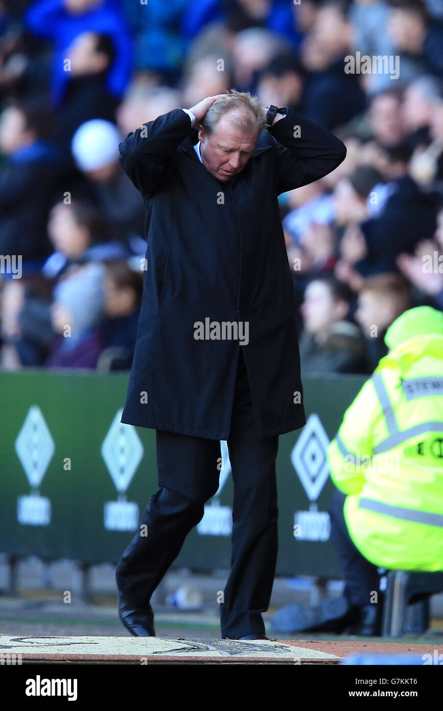 Derby County Manager Steve McClaren sieht auf der Touchline während des Sky Bet Championship-Spiels im iPro Stadium, Derby, niedergeschlagen aus. DRÜCKEN SIE VERBANDSFOTO. Bilddatum: Samstag, 17. Januar 2015. Siehe PA Story SOCCER Derby. Bildnachweis sollte lauten: Mike Egerton/PA Wire. Stockfoto