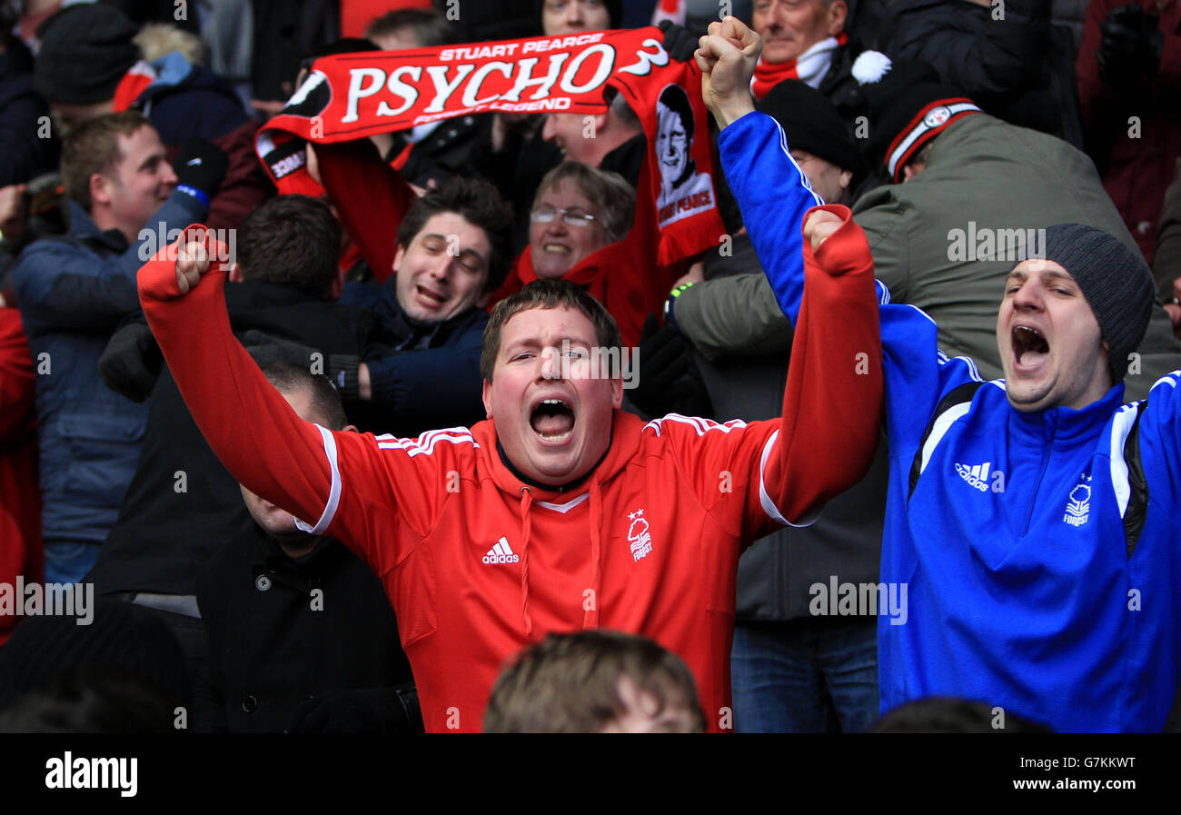 Fans des Nottingham Forest feiern, nachdem Ben Osborn seine Seiten punktet Zweites Tor des Spiels Stockfoto