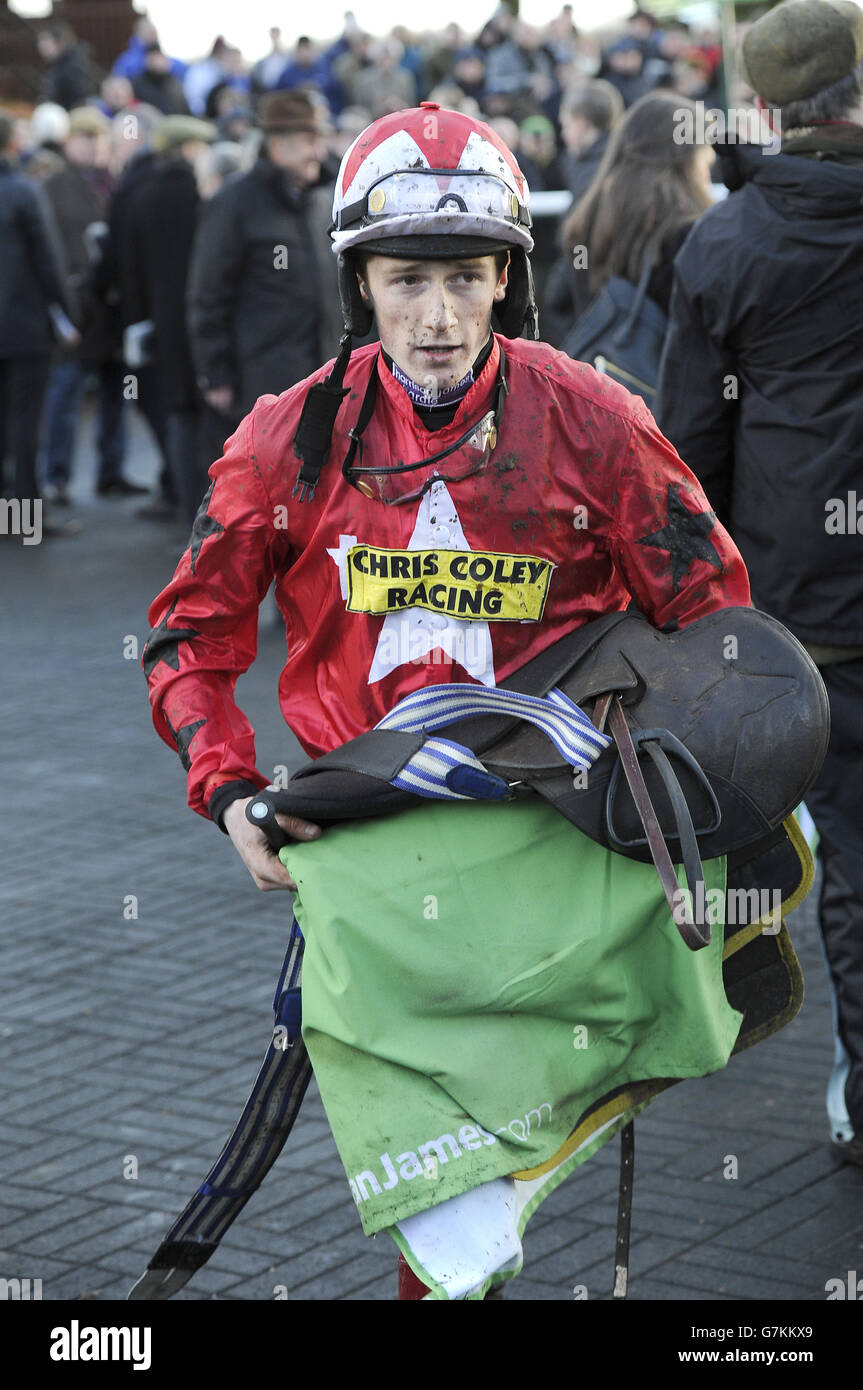 Sam Twiston-Davies, der Jockey des Neuen, kehrt nach dem Sieg im Champion Hurdle Trial StanJames.com während des Peter Marsh Chase Day auf der Haydock Park Racecourse, Newton-le-Willows, in den Wiegeraum zurück. Stockfoto